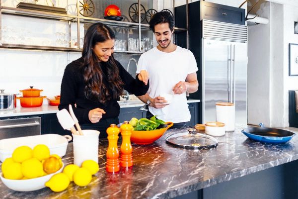 goodencenter-supporting-your-recovery-with-healthy-nutrition-photo-of-a-couple-preparing-salad