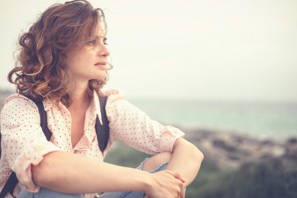 goodencenter-How-Do-I-Know-If-I-Am-Bipolar-photo-of-a-thoughtful-woman-near-the-beach